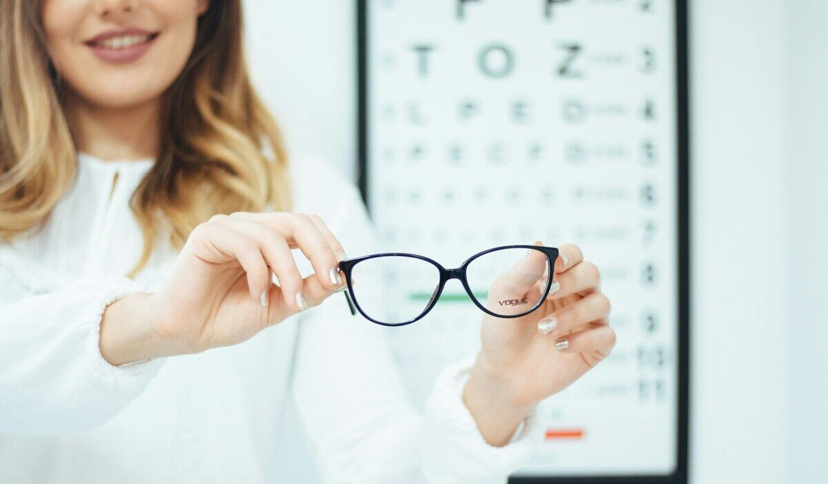does medicaid cover contacts