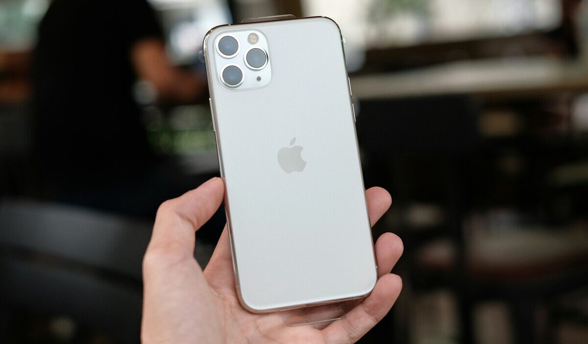 does iphone 11 have sim card