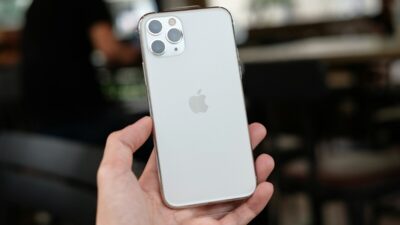 does iphone 11 have sim card