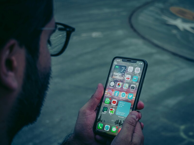 does iphone 11 pro max have esim