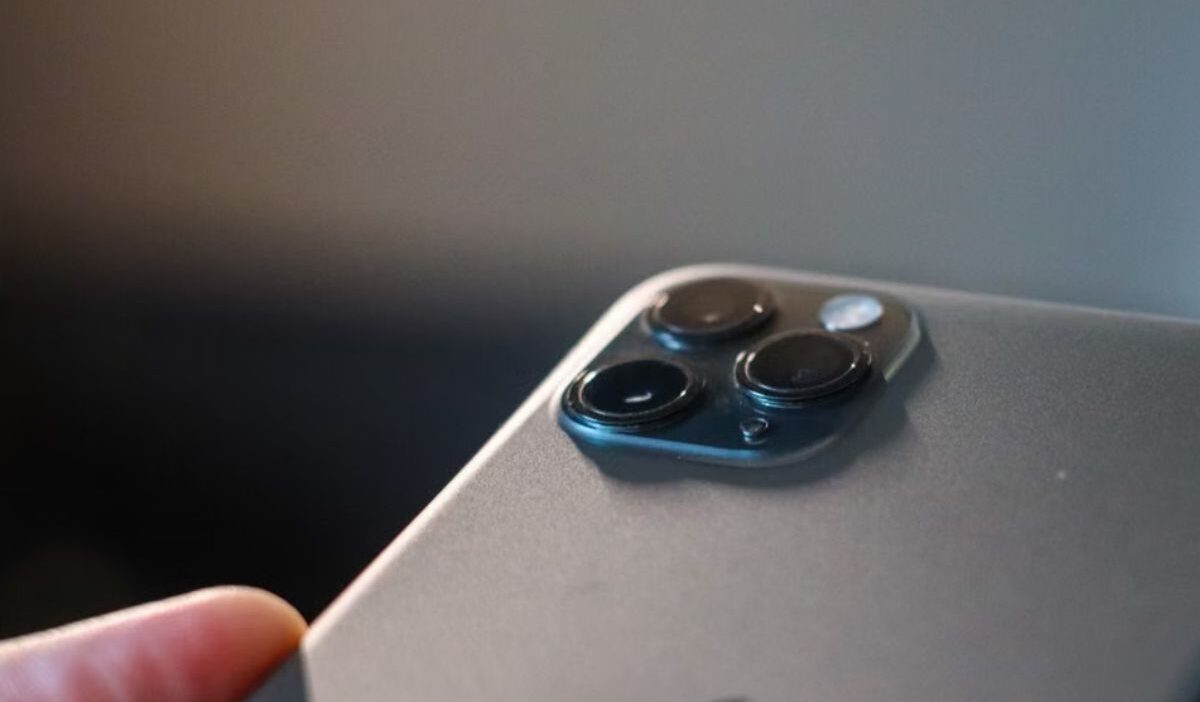 does iPhone 12 Pro Max have eSIM