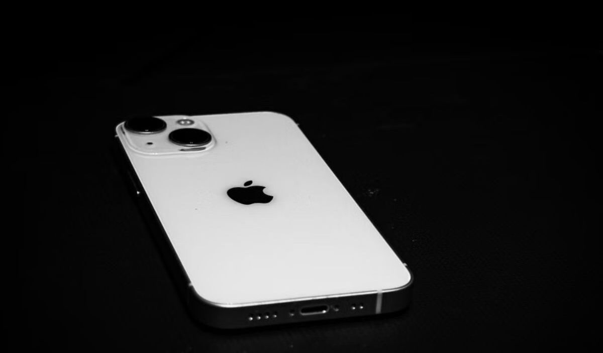 does iphone 13 have a sim card