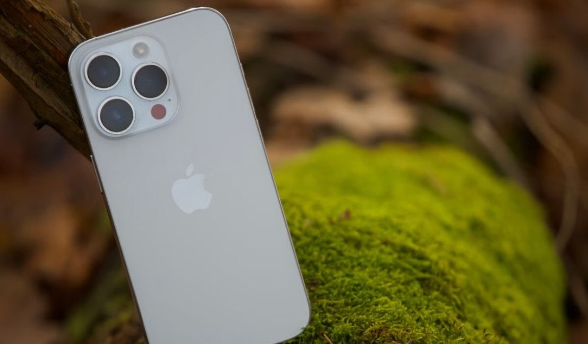 does iphone 13 pro max have a sim card