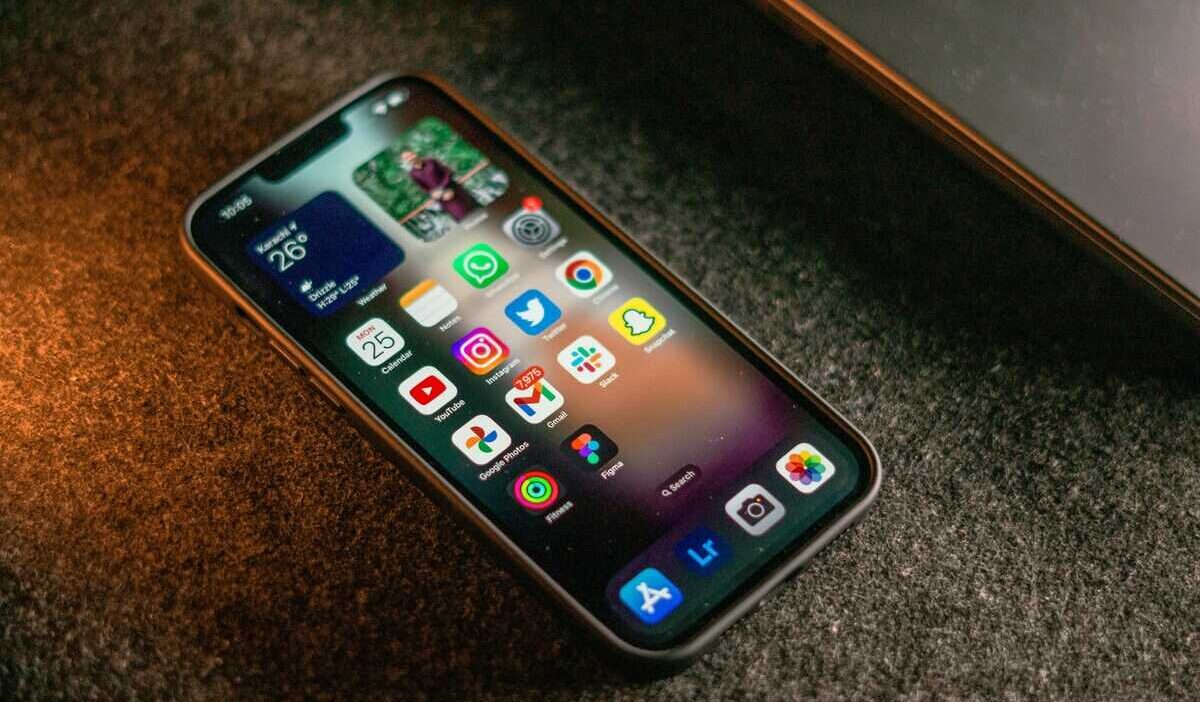 does iphone 14 have a sim card