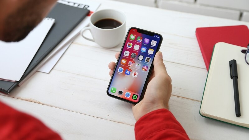 does iphone 14 have a sim card