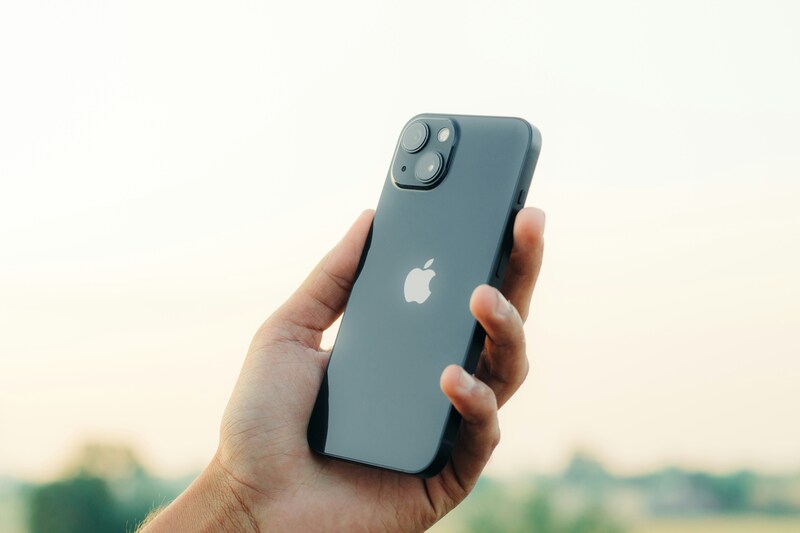 does iphone 14 have esim