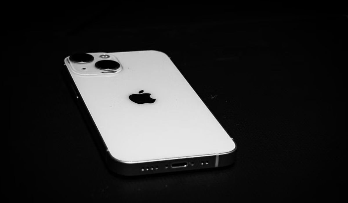 does iPhone 15 have SIM card
