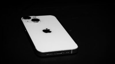 does iPhone 15 have SIM card