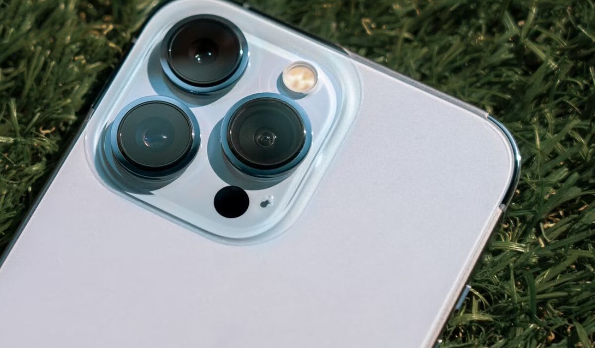 Does iPhone 15 Pro Max have SIM card slot