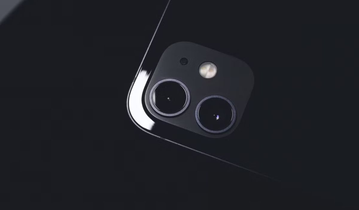 how many esims can iphone 15 have