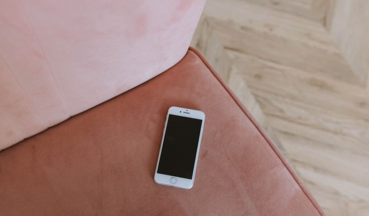 does iphone se have esim